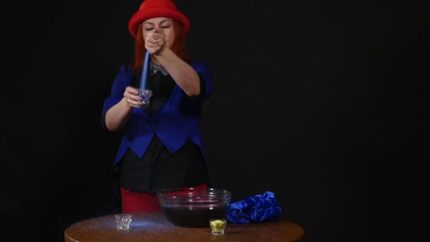 Žena kouzelník dělá triky s pískem ve vodě — Stock video