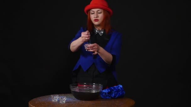 Vrouw goochelaar doen trucs met zand in water — Stockvideo