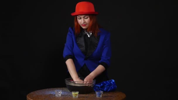 Женщина-волшебница, делающая трюки с песком в воде — стоковое видео