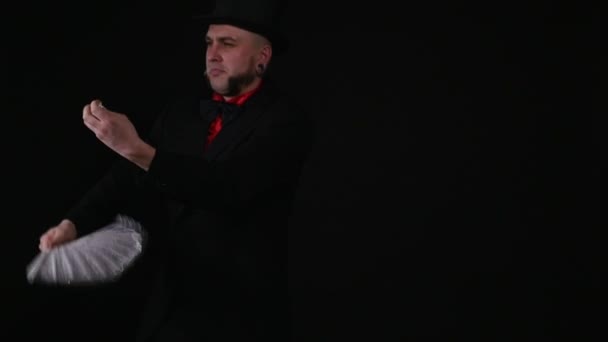 Kouzelník dělá trik s papírem a ventilátor — Stock video