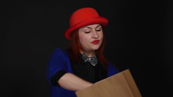 Žena kouzelník ukazuje kouzelnický trik — Stock video