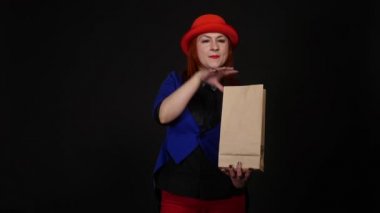 kadın bir sihir numarası gösterilen sihirbaz