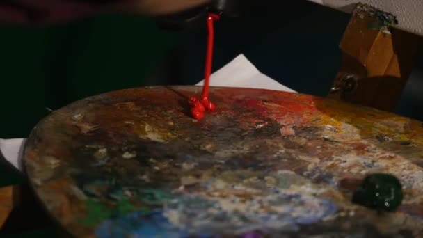 Rukou Umělce Mačkání Barvy Zkumavky Paletě Detail — Stock video
