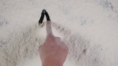 Bir parmak Gluten ücretsiz bir beyaz un arka plan üzerine yazmak. üstten görünüm 4k