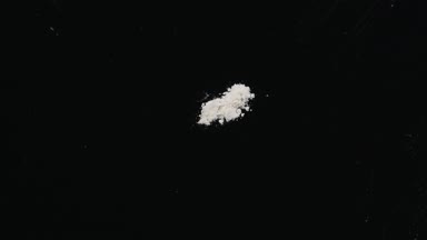 İlaçlar: Adam plastik kart - kapat eroin bir satır yapar. Plastik kart ve beyaz toz. Çizgiler ve ahşap masa üzerinde kokain yığını