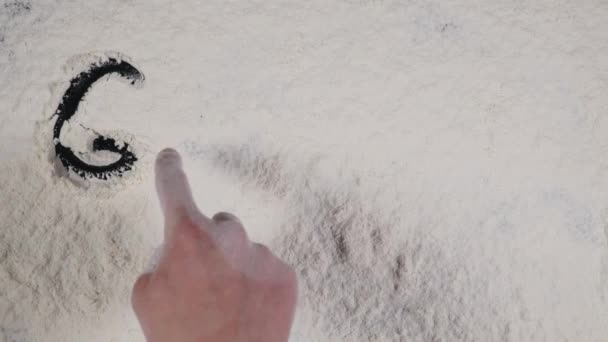 白い小麦粉の背景にグルテン フリーの指を記述します。トップ ビュー 4 k — ストック動画