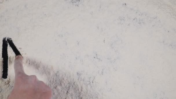 Палець пише MONDAY на білому фоні борошна. вид зверху 4k — стокове відео