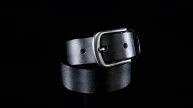 Siyah mens kemer siyah bir arka plan üzerinde döndürme