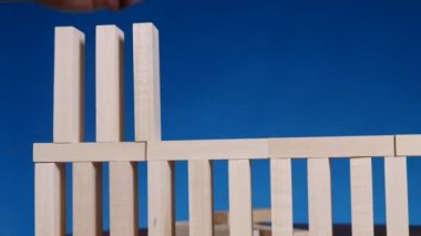 eller genç adamın jenga oynarken bir kule bloklar oluşturur