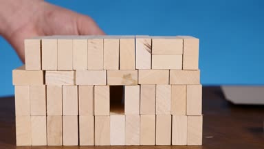 eller genç jenga oynarken bir kule bloklar oluşturur