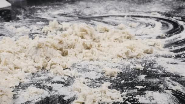 Massa de farinha caindo na mesa — Vídeo de Stock