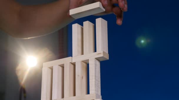 Башня блоков во время игры в дженгу — стоковое видео