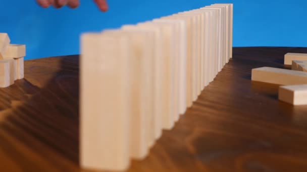 Domino-effect concept met houten blokken vallen op elkaar — Stockvideo