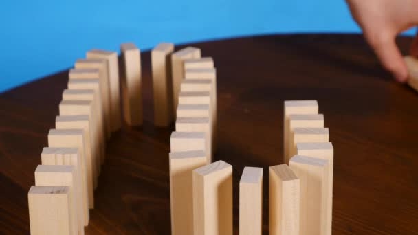 Concetto effetto domino con blocchi di legno — Video Stock