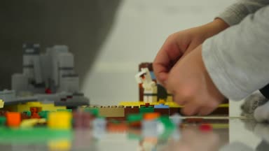 Genç bir çocuk Kurucuda çalış. Oyun çocuk tasarımcısının. Renkli küpler. MKE birbirleri ile bağlantılı küpleri vardır