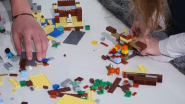 Babası bir Oluşturucu ile oynarken kızı ile