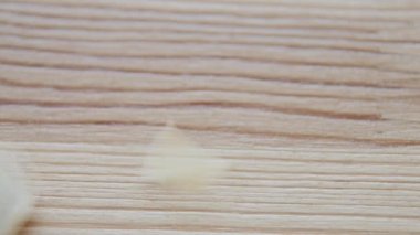 Kabak çekirdeği ahşap arka plan üzerine düşen