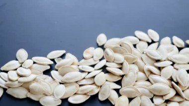 Koyu arka plan üzerinde kabak çekirdeği