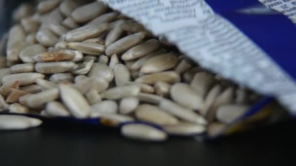 Pilha de sementes de girassol descascadas na mesa de madeira — Vídeo de Stock