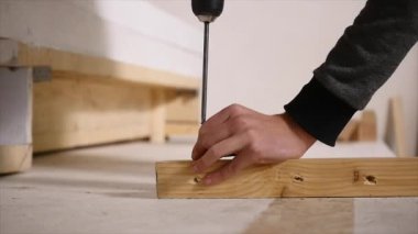 Çalışan elektrikli tornavida kullanarak duvar panosuna giderir