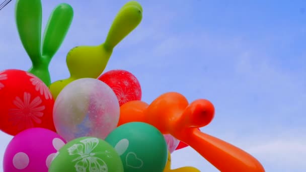 Ballonger på en bakgrund av blå himmel. en massa ballonger i skyn. tidsfördröjning — Stockvideo