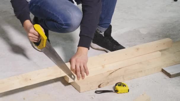 Werknemer zagen van houten hand zag — Stockvideo