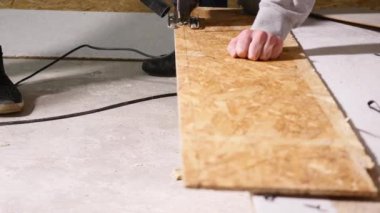 Ana Testere tarafından bir Sunta detay testere. El ile emek ve electro Araçları'nda tekne marangozluk mobilya siparişi için dolap üreticisi yapma