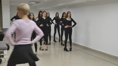 Chernivtsi, Ukrayna - 13.12.2017 Grup Genç kızların trenler kirletmek modeli okulda sınıfta