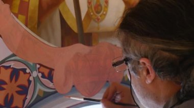 30.01.2018, Chernivtsi, Ukrayna - erkek sanatçı olduğunu ayakta ve simge, Ortodoks bir palet ile boyar Holding Saint, boyama