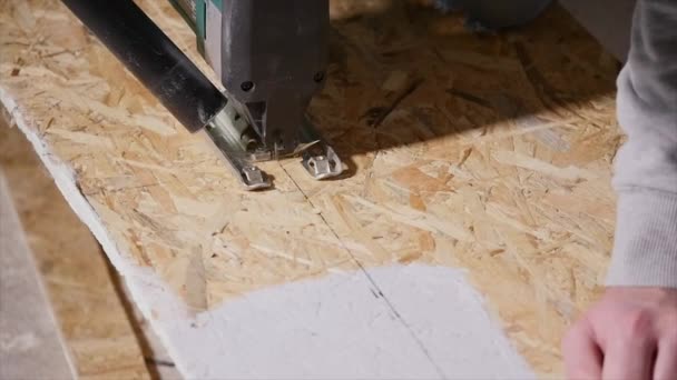 Electric fretsaw is sawing OSB Close-up — Stock Video