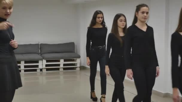 13.12.2017 chernivtsi, ukraine - eine Gruppe junger Mädchen, die in der Modellschule im Klassenzimmer trainiert, verunreinigt. tipe lipse — Stockvideo