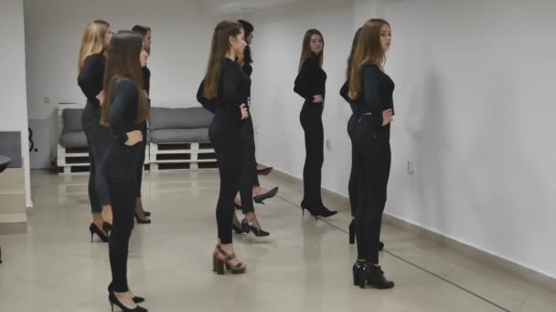 13.12.2017 Tsjernivtsi, Oekraïne - groep van jonge meisjes treinen defile in klas in model school — Stockvideo