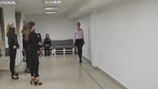13.12.2017 Tsjernivtsi, Oekraïne - groep van jonge meisjes treinen defile in klas in model school — Stockvideo