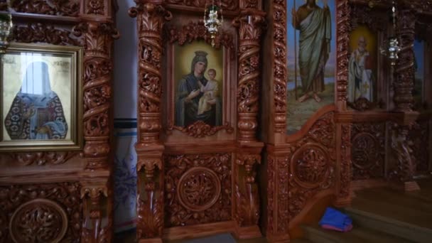 30.01.2018, Tchernivtsi, Ukraine - belle iconostase en bois dans la nouvelle église — Video