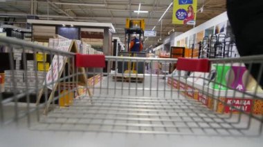 2018.03.28 - Chernivtsi, Ukaine. İnşaat hipermarket alışveriş kavramı erkekler. Forklift için hipermarket gider