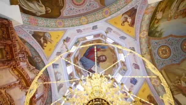 30.01.2018, Tsjernivtsi, Oekraïne - panning van plafond van orthodoxe kathedraal — Stockvideo