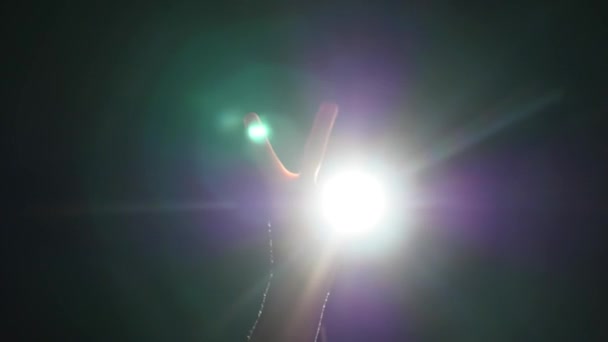 Silhouette scura di mano maschile umana con dita sollevate sotto i riflettori o retroilluminazione con gesto su sfondo nero con drammatico raggio di brillantezza del proiettore o fascio — Video Stock