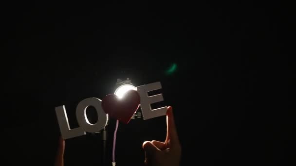 극적인 프로젝터 빛 광선 또는 광선 검은 배경에 제스처와 함께 스포트 라이트 또는 백라이트 빛에 올려진된 손가락으로 인간 남자의 어두운 실루엣 — 비디오