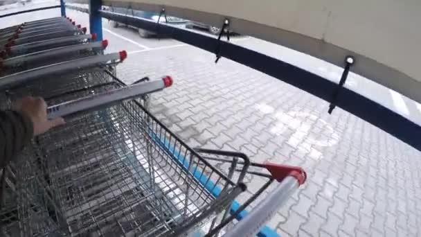 2018.03.28 - Chernivtsi, Ukaine.people tomando la cesta de la compra y entrar en el supermercado — Vídeos de Stock