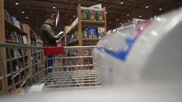 2018.03.28 - Chernivtsi, Ukaine. jeune homme dans un supermarché faire du shopping — Video