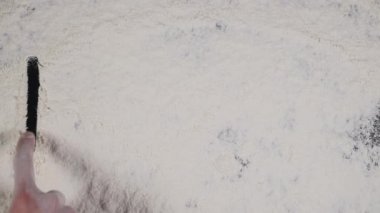 Bir parmak Pizza bir beyaz un arka plan üzerine yazmak. üstten görünüm 4k