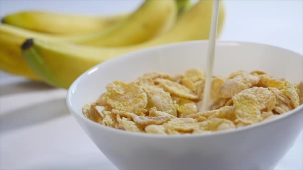 Verter leche en copos de cereales — Vídeos de Stock