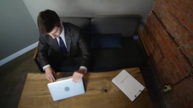 Ahşap masa üzerinde kafede bilgisayar kullanarak iş adamı. üstten görünüm