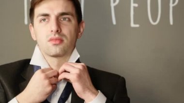 adam ayar mavi kravat