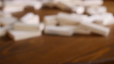 Masada ahşap bloklar. . Jenga oyunu. seçici odak