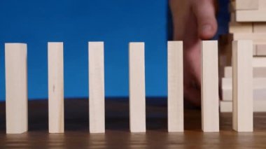 Tahta bloklar birbirlerine düşen konseptiyle domino etkisi