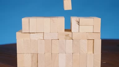 eller genç jenga oynarken bir kule bloklar oluşturur