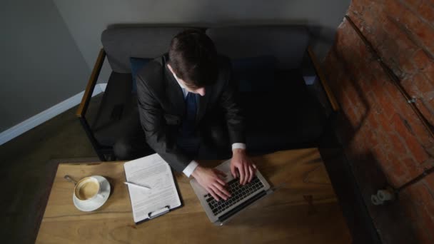 Empresário Trabalhando Laptop Esmagar Documentos Café Vista Superior — Vídeo de Stock