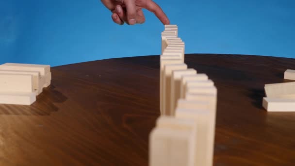 Tahta bloklar birbirlerine düşen konseptiyle domino etkisi — Stok video