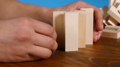 Tahta bloklar konseptiyle domino etkisi
